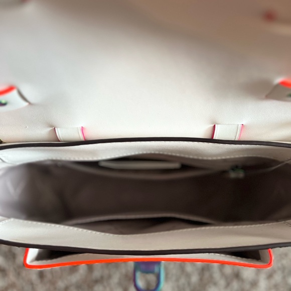 Michael Kors Stylish White Handbag - Picture 5 of 7